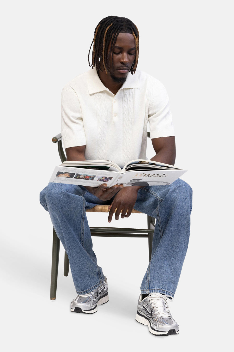 Polo écru de REDEFINED REBEL avec texture torsadée et manches courtes, porté par un homme avec un jean et des baskets.