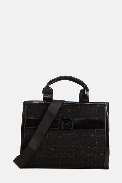 Sac à dos noir de Morgan De Toi, avec un motif subtilement texturé et des accents lisses et brillants.