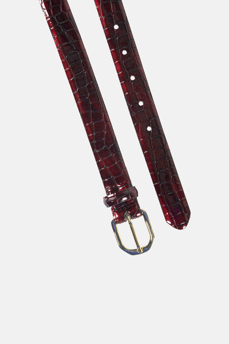 Rode riem van Legend met krokodillenprint en gouden gesp.
