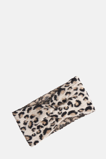 Multikleurige oorverwarmers van Morgan De Toi met een luipaardprint en een gedraaid detail.
