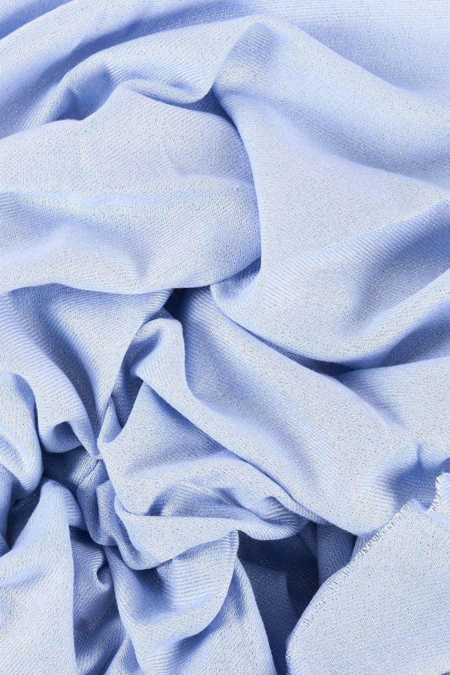 Blauwe zomersjaal van Morgan De Toi, gekreukeld met een subtiele glans en textuur.
