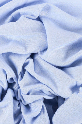 Blauwe zomersjaal van Morgan De Toi, gekreukeld met een subtiele glans en textuur.
