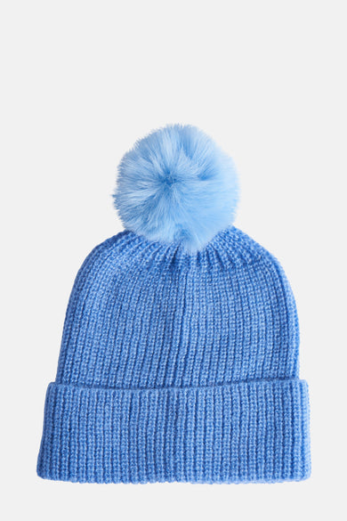 Blauwe muts van Morgan De Toi met een zachte pompon bovenop.
