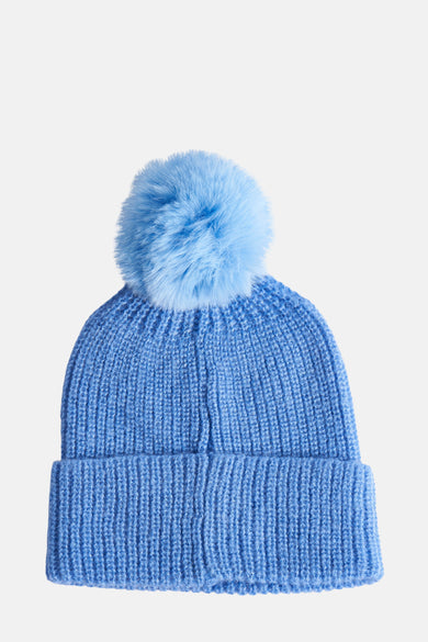 Blauwe muts van Morgan De Toi met ribgebreide textuur en een zachte pompon bovenop.
