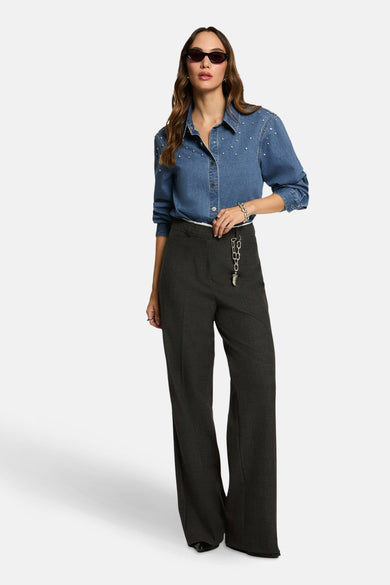 Blauw denim overhemd met lange mouwen van Morgan De Toi, met zilverkleurige studs en gedragen met een donkergrijze broek.