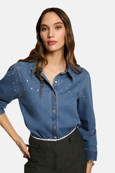 Denim overhemd met lange mouwen van Morgan De Toi, met zilverkleurige studs op de schouders en knoopsluiting.