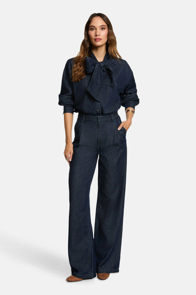 Chemise en denim bleu marine à longues manches de Morgan De Toi, avec un détail de col et des jeans larges.