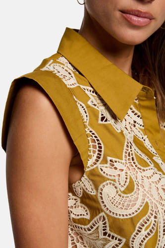 Gele mouwloze blouse van Morgan De Toi, met ajourdetails en een klassieke kraag.
