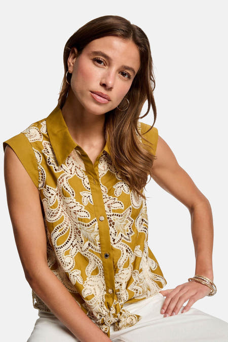 Mouwwloze blouse in geel van Morgan De Toi, met kanten details en knoopsluiting.

