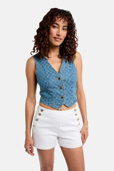 Blauwe denim blazer van Morgan De Toi, met knoopsluiting en all-over ruitpatroon, gecombineerd met witte shorts met gouden knopen.