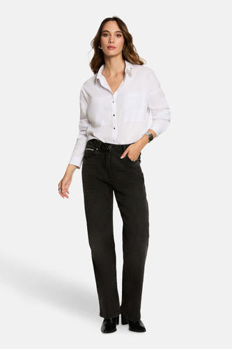 Wit overhemd met lange mouwen van Morgan De Toi, met decoratieve details op de kraag en gedragen met zwarte jeans.