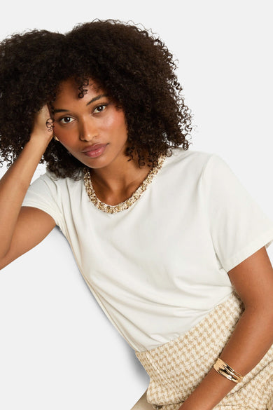 Wit T-shirt met korte mouwen van Morgan De Toi, met een kraag van decoratieve stenen en een tweedachtige rok.

