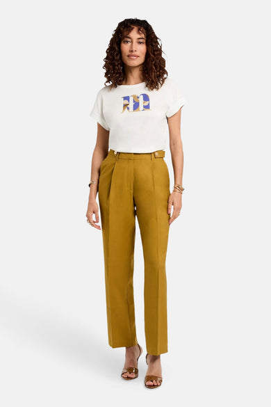 Wit T-shirt met korte mouwen van Morgan De Toi, gecombineerd met okergele pantalon en bruine hakken.