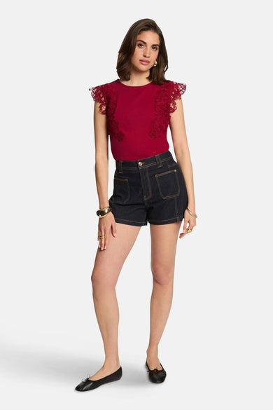 T-shirt rouge à manches courtes de Morgan De Toi, fini avec des détails bordés et porté avec un jean.