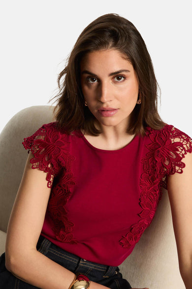 T-shirt rouge à manches courtes de Morgan De Toi, terminé avec un imprimé floral sur les manches et le long des côtés.