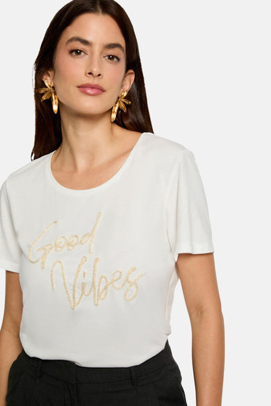 T-shirt blanc à manches courtes de Morgan de Toi, avec l'inscription "Good Vibes" en or.
