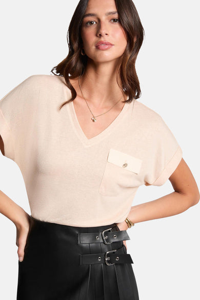 Beige T-shirt met korte mouwen van Morgan De Toi, met een opgestikte zak en gouden ketting.