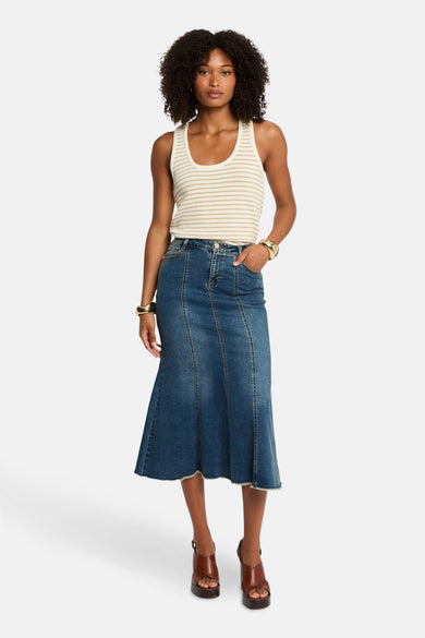Ecru top zonder mouwen van Morgan De Toi, gedragen met een denim rok en bruine sandalen.
