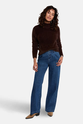 Pull marron avec col rond de Morgan De Toi, en douce texture, associé à des jeans larges et des bottines en cuir.