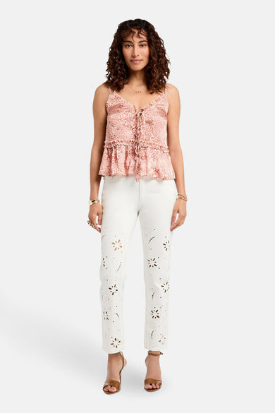 Witte broek van Morgan De Toi, met bloemendetails en bruine hakken.