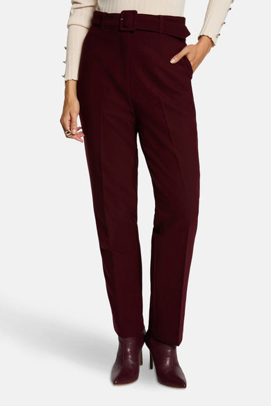 Bordeaux broek van Morgan De Toi, met hoge taille, riem, steekzak en gecombineerd met bordeaux laarsjes.
