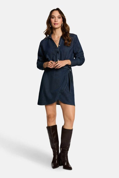 Donkerblauw denim kleedje met lange mouwen van Morgan De Toi, met wikkelmodel en bruine laarzen.