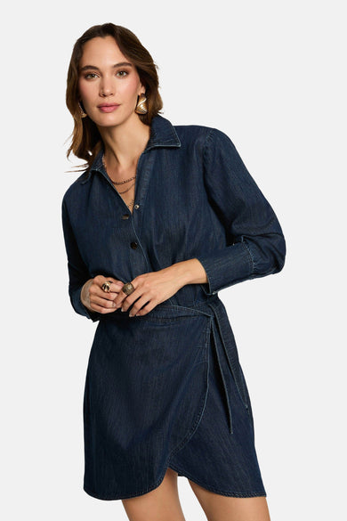 Donkerblauwe denim jurk met lange mouwen van Morgan De Toi, met knoopsluiting en strikceintuur.
