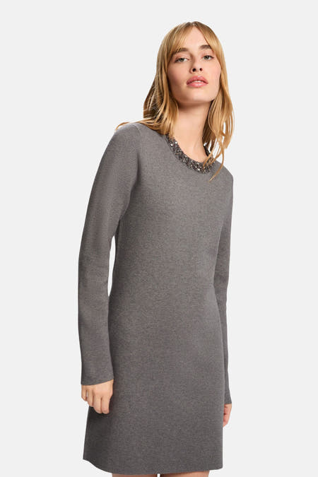 Robe grise à longues manches de Morgan De Toi, ornée de strass le long de la ligne du cou.