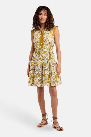 Gele kleedje zonder mouwen van Morgan De Toi, met een witte paisley print en een A-lijn rok.
