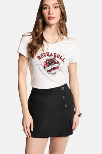 Vrouw in witte T-shirt met rozenprint en zwarte rok.