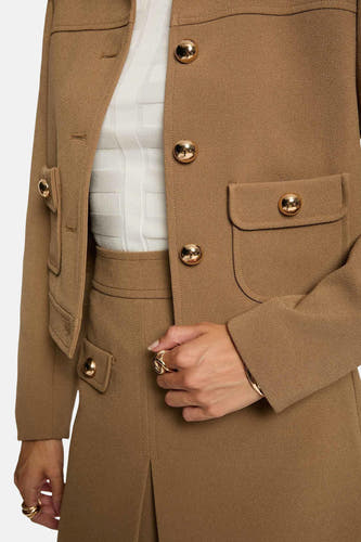 Beige korte jas van Morgan De Toi, met gouden knopen, zakken met klep en een splitrok.
