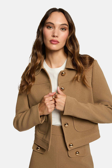 Manteau court beige de Morgan De Toi, avec des boutons dorés et des poches.