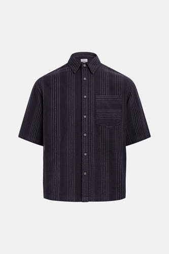 Chemise noire à manches courtes de REDEFINED REBEL, avec des rayures verticales blanches et une poche poitrine.