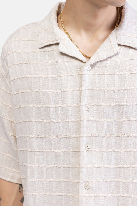 Beige overhemd met korte mouwen van REDEFINED REBEL, met een geweven rasterpatroon van horizontale en verticale lijnen.