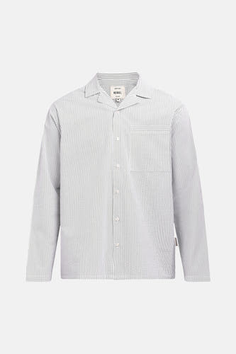 Chemise blanche à rayures à manches longues de REDEFINED REBEL, avec col à revers et poche poitrine.