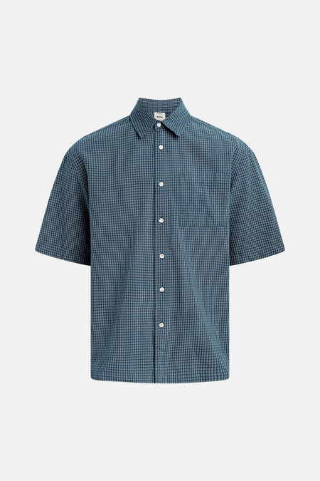 Chemise verte à manches courtes de REDEFINED REBEL, à motif à carreaux, avec poche poitrine et boutons blancs.
