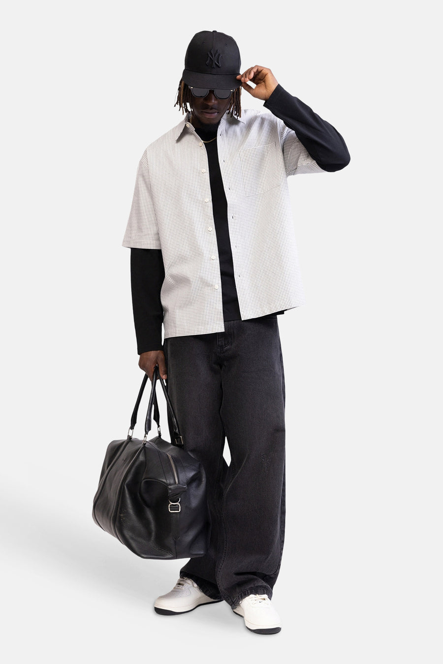 Chemise multicolore à manches courtes de REDEFINED REBEL, avec motif à petits carreaux, portée sur un t-shirt noir à manches longues.