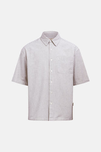 Chemise ample blanche à manches courtes et à motif à carreaux de REDEFINED REBEL, dotée d'un col, d'une fermeture boutonnée et d'une poche poitrine.