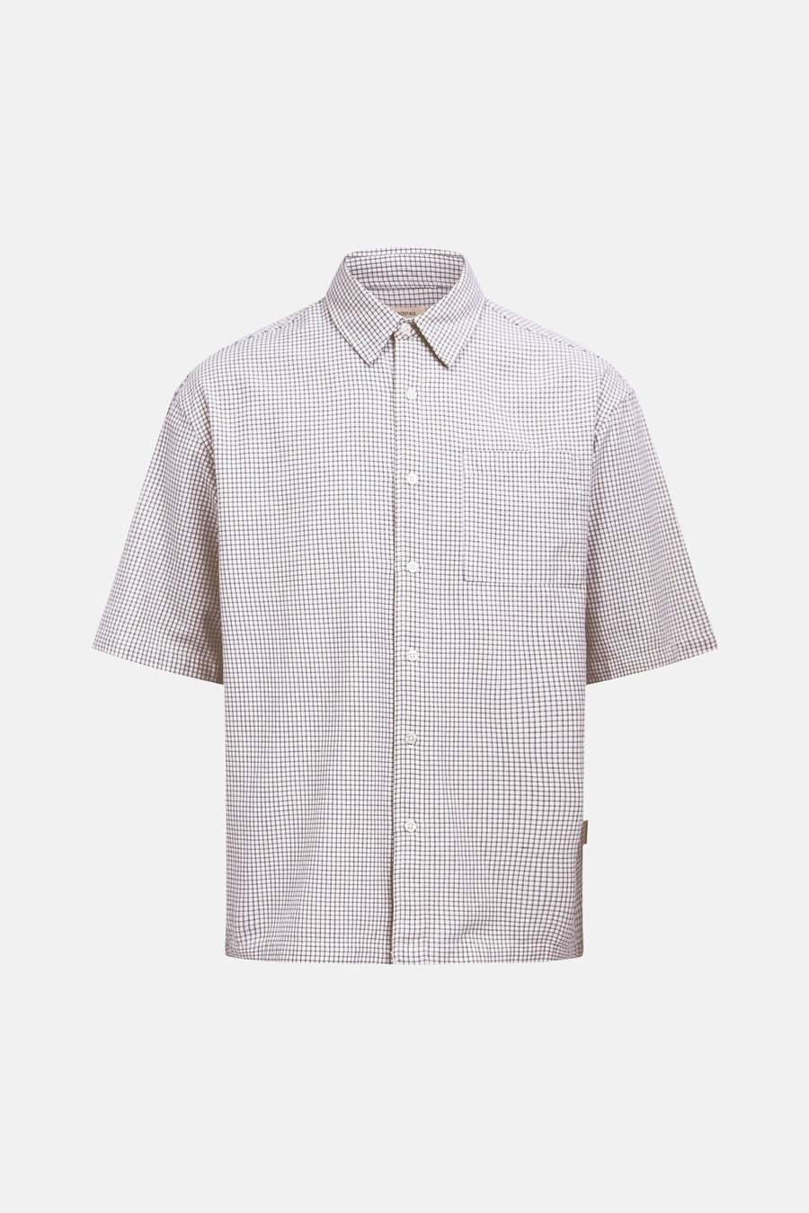 Chemise ample blanche à manches courtes et à motif à carreaux de REDEFINED REBEL, dotée d'un col, d'une fermeture boutonnée et d'une poche poitrine.