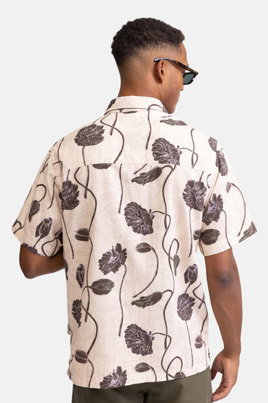 Multicolor korte mouwen overhemd van REDEFINED REBEL, crèmekleurig met donkere bloemenprint, rugzijde, model draagt zonnebril