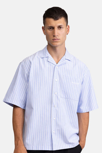 Blauw gestreept korte mouwen overhemd van REDEFINED REBEL met borstzakje en witte knopen, front view