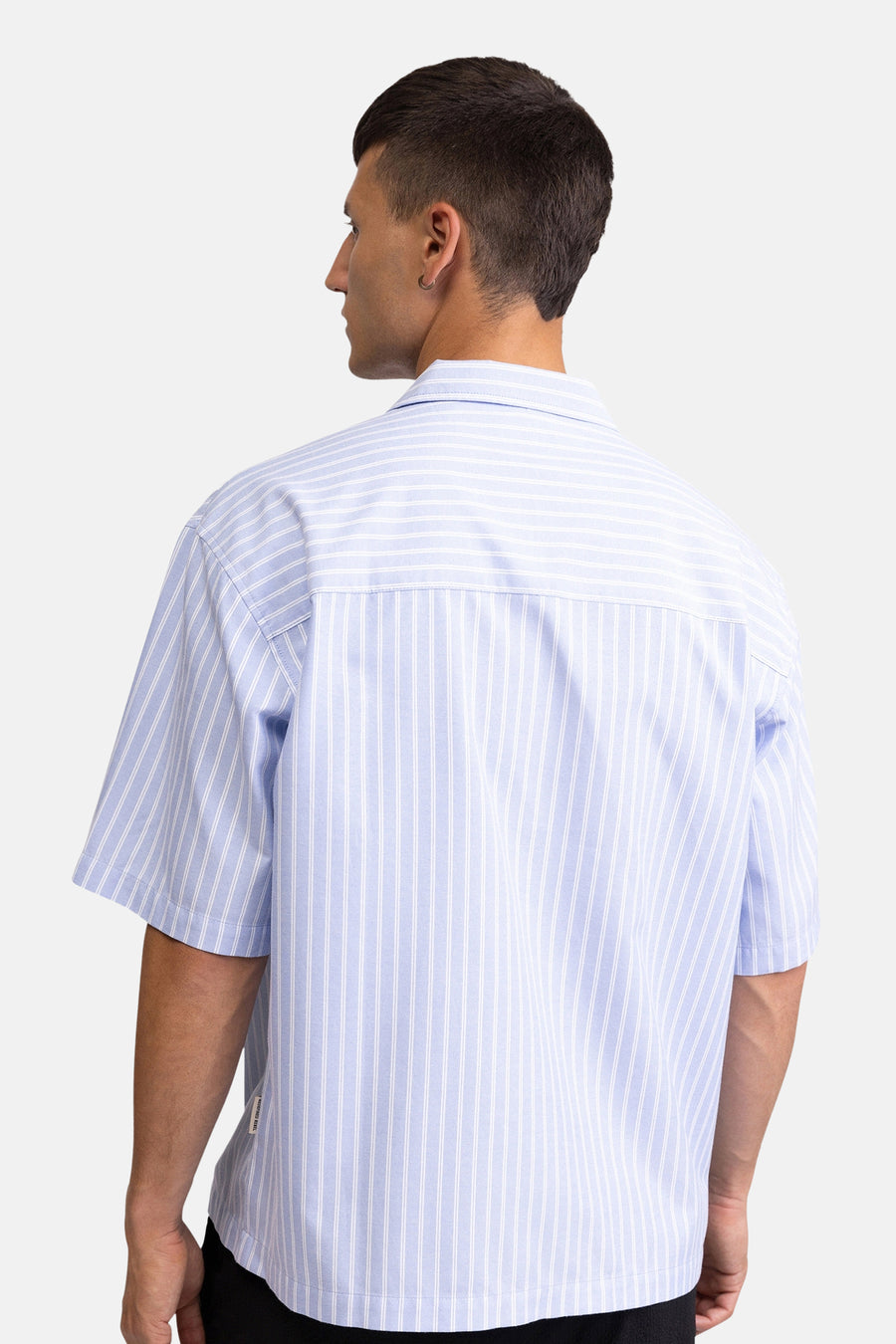 Blauw gestreept korte mouwen overhemd van REDEFINED REBEL, achterkant, witte verticale strepen, casual fit