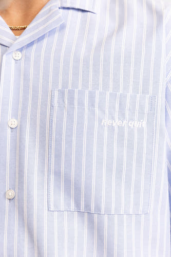 Blauw gestreept korte mouwen overhemd van REDEFINED REBEL met borstzakje en witte knopen, close-up voorzijde