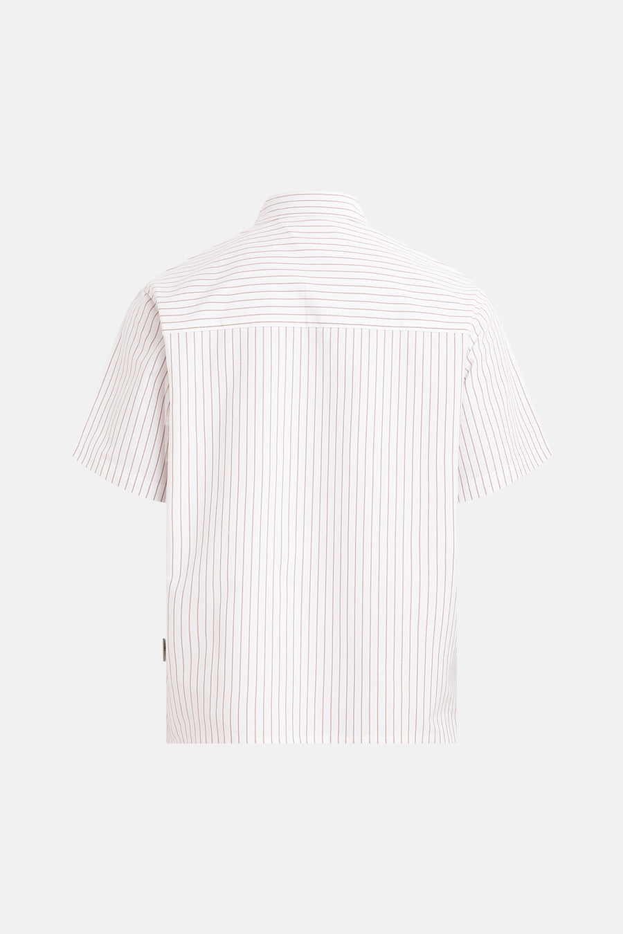 Wit gestreept korte mouwen overhemd van REDEFINED REBEL, achterkant met fijne rode strepen, minimalistisch design