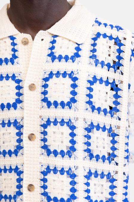 Witte en blauwe gehaakte pull van REDEFINED REBEL met vierkant patroon en knoopsluiting.