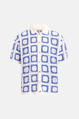 Pull au crochet de REDEFINED REBEL avec motif à blocs bleu et blanc et manches courtes.