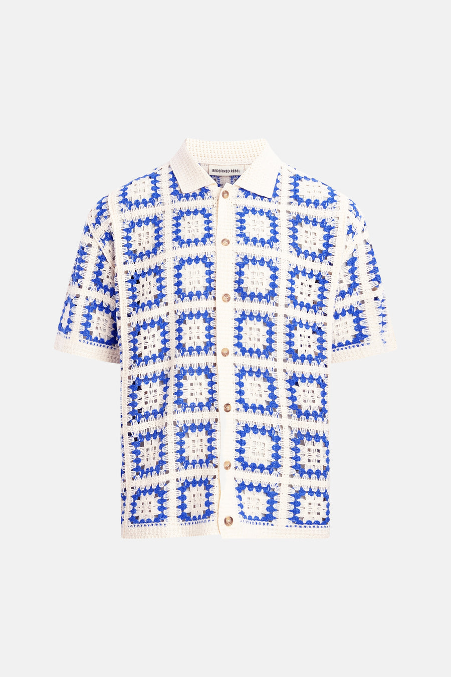 Pull au crochet de REDEFINED REBEL avec motif à blocs bleu et blanc et manches courtes.