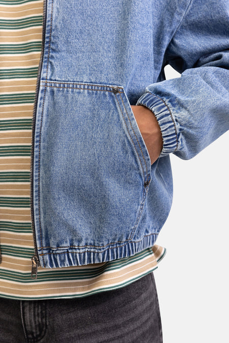Jeansjas van REDEFINED REBEL in mid blue denim, met rits en hand in de zak.
