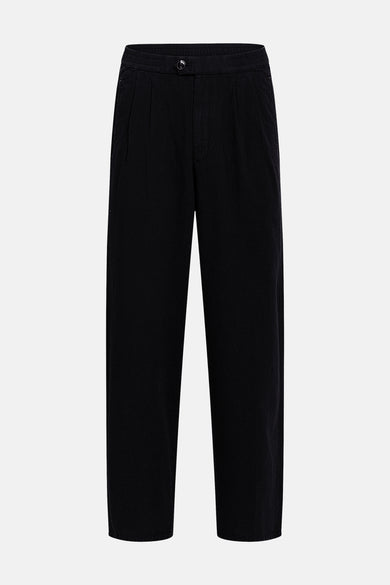 Zwarte broek van REDEFINED REBEL met geplooide voorkant, elastische tailleband en knoopsluiting.