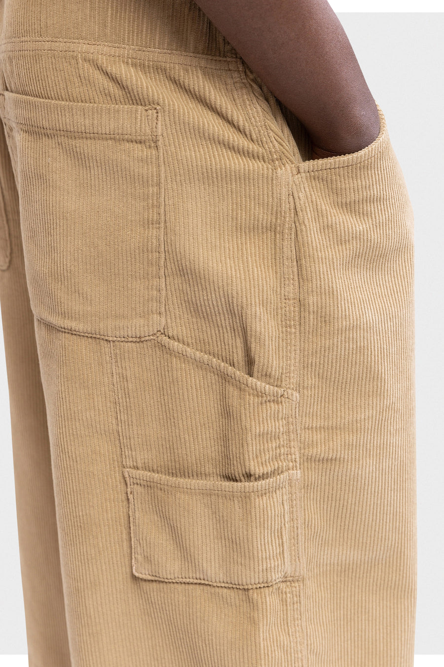 Short en velours côtelé beige de REDEFINED REBEL, avec poches plaquées et un détail foncé dans la poche latérale.